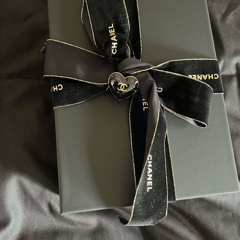 Chanel Black Quilted Phone Holder with Gold Chain - Picture 5 of 10